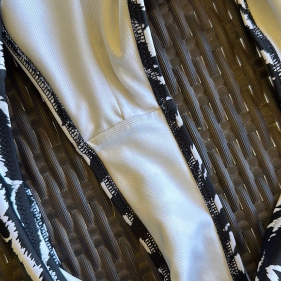 Victoria’s Secret Zebra Print Cheeky Hipster Bikini Bottom Size S NWOT black - Picture 3 of 5